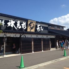 どの店も繁盛していました