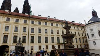 観光スポットの入口は改札式