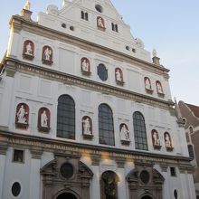 繁華街にある教会