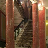 この階段を上って朝食レストランへ行きます