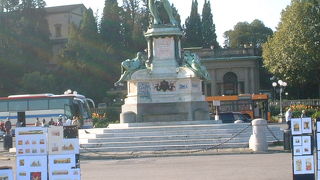 丘の上にあります。