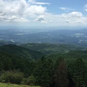 伊勢湾の眺めと風力発電所