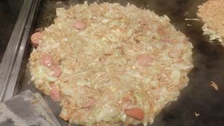 お店のスタッフが手際よく作ってくれるもんじゃ