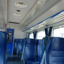 社内。それなりにキレイだけどスイスの鉄道には諸々完敗。