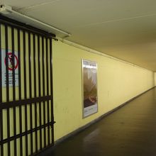 イタリア側。ホームによってはこの地下通路を通ります。