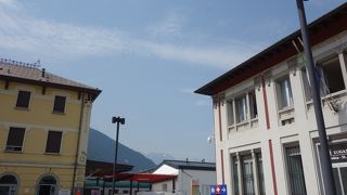 イタリアのティラーノ駅とスイスのティラーノ駅が隣り合う　＠ティラーノ駅