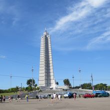 建物全景。メーデーの演説に向けた椅子の設置等やってました。