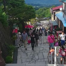 きつい石段と上からの眺め