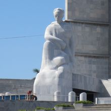 ビルの前面にあるホセ・マルティの像です。