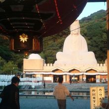 突如として目につく白い観音像