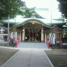 鳥居を通り、進むと、本社殿が見えてきます。