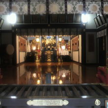 鮮やかな拝殿の内部が見えます。華麗な内部になっています。