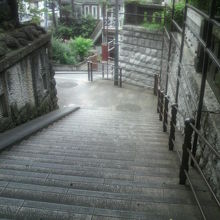 須賀神社の北側にある階段です。北側の妙行寺から続いています。