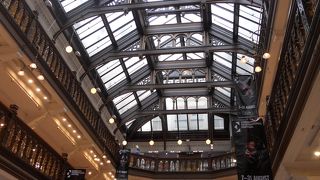 スコット・モニュメントの近くにあるデパート