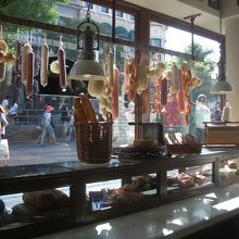 ソーセージとかぶら下がってるディスプレイ　ここはそう、NY