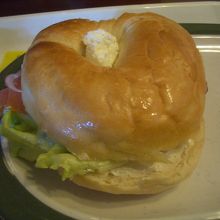 サーモンのベーグルサンド　一口もらったら美味しかった