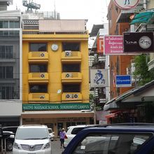 正面の黄色い建物です。