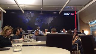 結局座席がないとどうしようもない、HSBCラウンジ