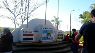 アルゼンチン，ブラジル，パラグアイの３国国境地点で碑がある
