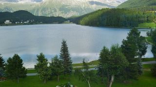 山に囲まれた静かな湖