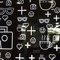 フロントの壁。トラベル感がポップに表現されていて可愛い！