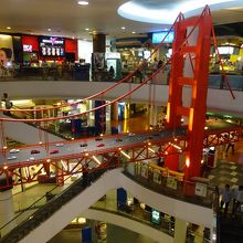 橋の奥側にフードコートがあります。