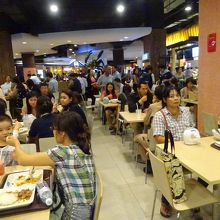 昼時は混雑しています。