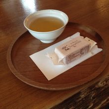 店内でパイナップルケーキを試食させてもらえます