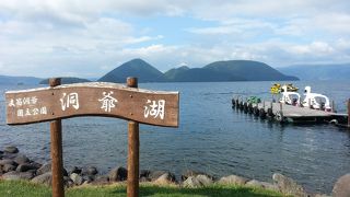 ボートに乗ったり歩いて散策したり。