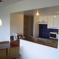 キッチン、と奥に洗濯機