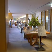 エスカレーターで下に下りると正面と左手に席があります