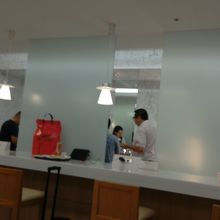 最初に案内されたラウンジ　狭いです　カウンター席の先が料理