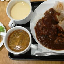カレーとサラダそしてスープ　少し食べすぎでしょうか・・・