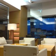 SAKURAラウンジの内部の様子　電源は周りの席しかありませ