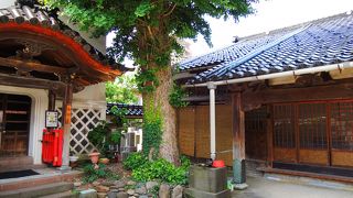 蔵に破風がある