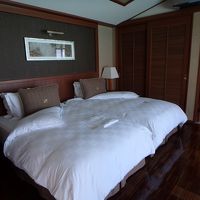 ベッドはシモンズ製