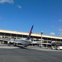 空港の到着口の建物が見えてきました