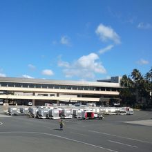 空港の到着口の建物が見えてきました