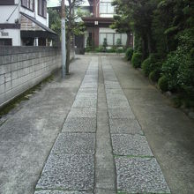 宗福寺の門から参道を進むと左側に本殿が見えてきます。