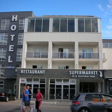 ホテルと併設（地下１階が店）