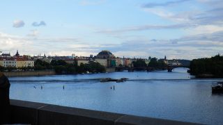 歩いても、トラムでも渡れる