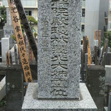 第５〜６代将軍の乳母を務めた方の墓だそうで、殿が入っています