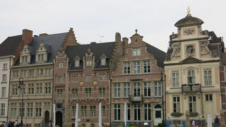 運河沿いにギルドハウスが続きます