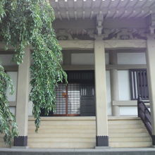 西応寺の本殿に進むと、本殿の様子が身近に見ることが出来ます。