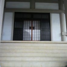 本殿にさらに近づくと、奥には、障子に仕切られた奥間があります