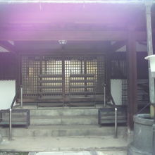 本殿の右横には、脇本殿があります。建物としては、古いものです