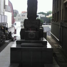 本殿の左横には、墓地への道があり、墓石が並んでいます。