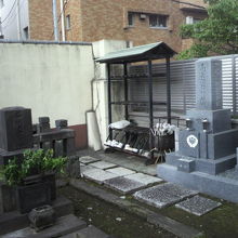 本殿の左手前にも、信徒の墓石があり、先祖が祀られています。