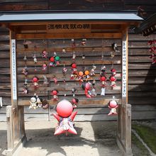 その脇にあった「さるぼぼ」の棚