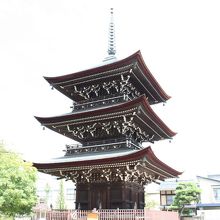 本殿左の三重塔